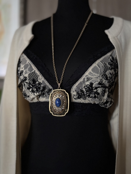 Avon rocket pendant necklace 