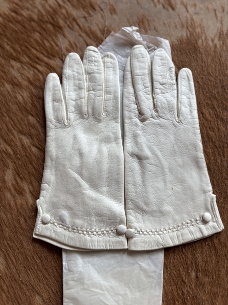 6,70s white glove