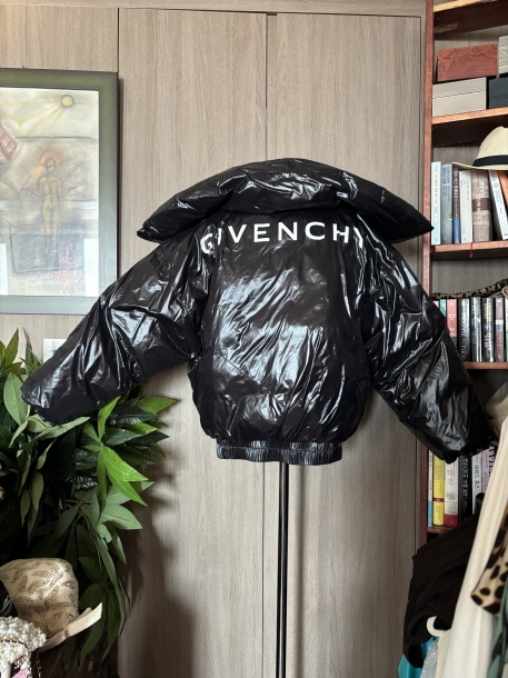 GiVeNChY crop padding 